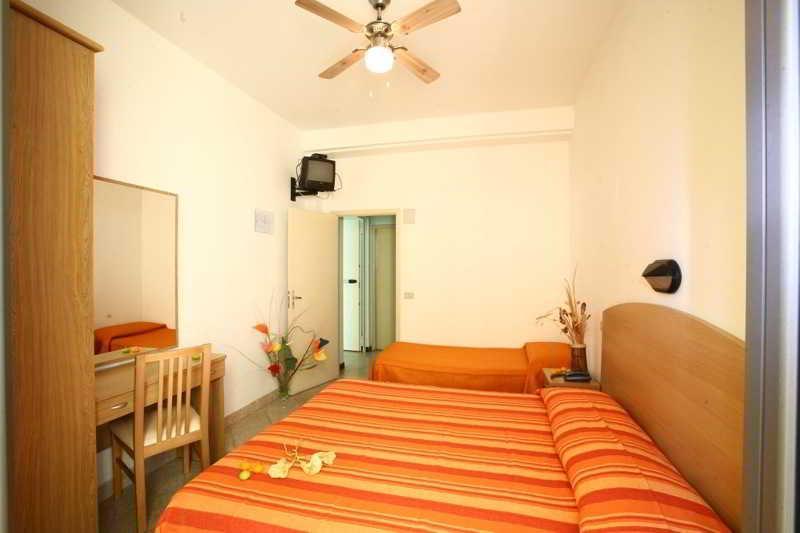 Hotel Italy Мисано Адриатико Екстериор снимка