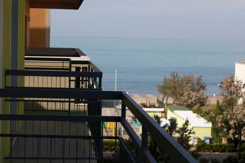 Hotel Italy Мисано Адриатико Екстериор снимка